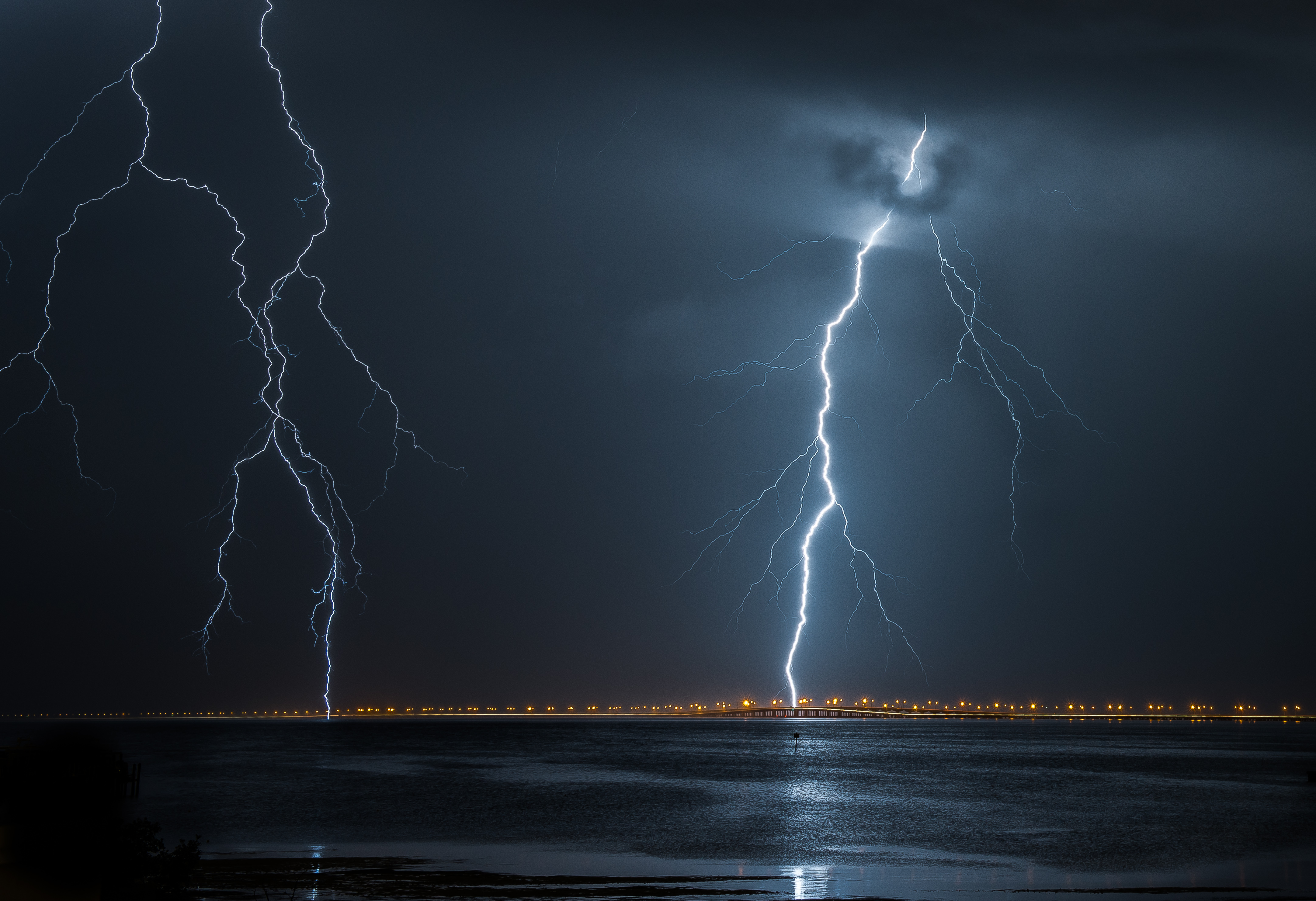 Real lightning radar. Молния в Оклахоме. Флорида молнии. Молния мост. Херршер молний.